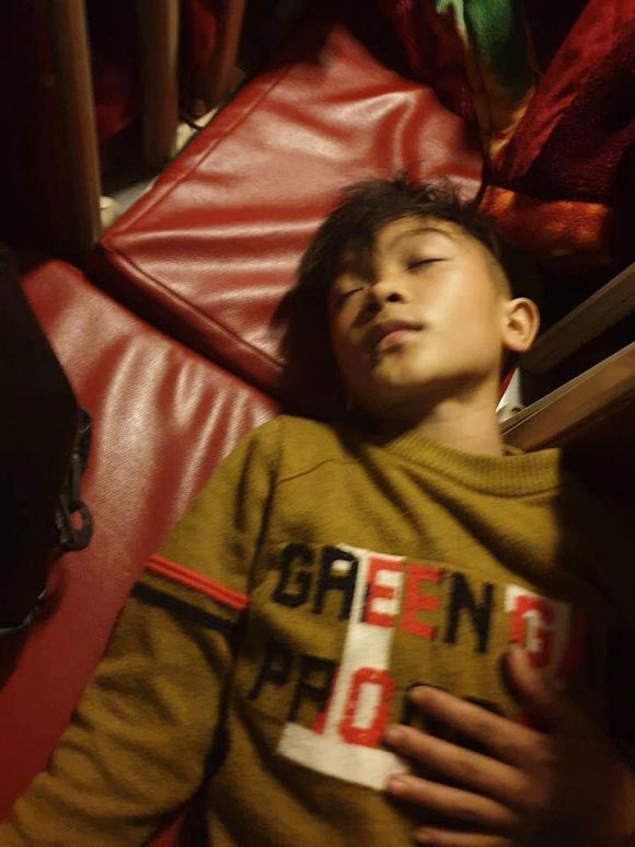 Cậu bé đi 100 km bằng xe đạp đứt phanh từ Sơn La xuống Hà Nội - 2