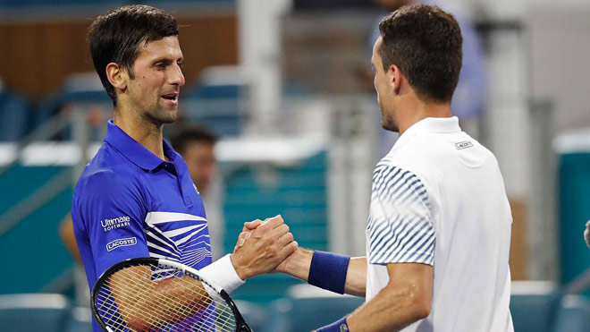 Djokovic sa sút: &#34;Nhà Vua&#34; ngủ quên trên chiến thắng vẫn cực đáng sợ - 1