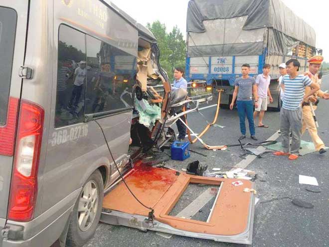 Kinh hoàng xe Limousine chạy khoán chuyến ở Thanh Hóa - 1