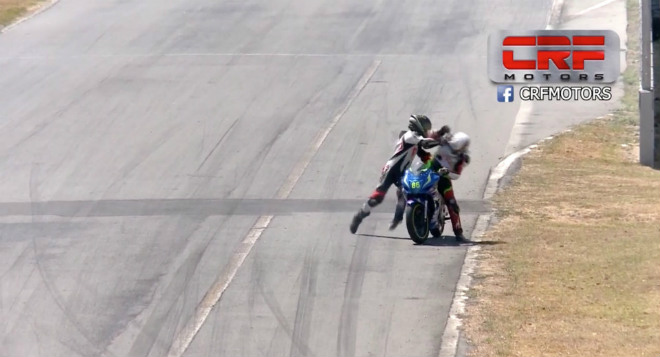 Đang thi đấu 2 tay đua lao vào tẩn nhau, nhận án cực nặng - 1