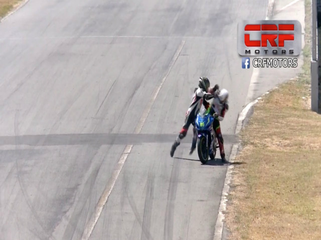 Thể thao - Đang thi đấu 2 tay đua lao vào tẩn nhau, nhận án cực nặng