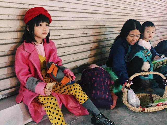 Thời trang - Bé gái vô gia cư 6 tuổi trên Hàng Bông gây sốt cộng đồng mạng vì mặc đẹp