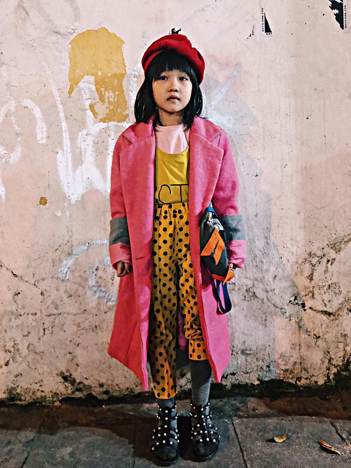 Bé gái vô gia cư 6 tuổi trên Hàng Bông mặc đẹp dù phải kham khổ mưu sinh - 3