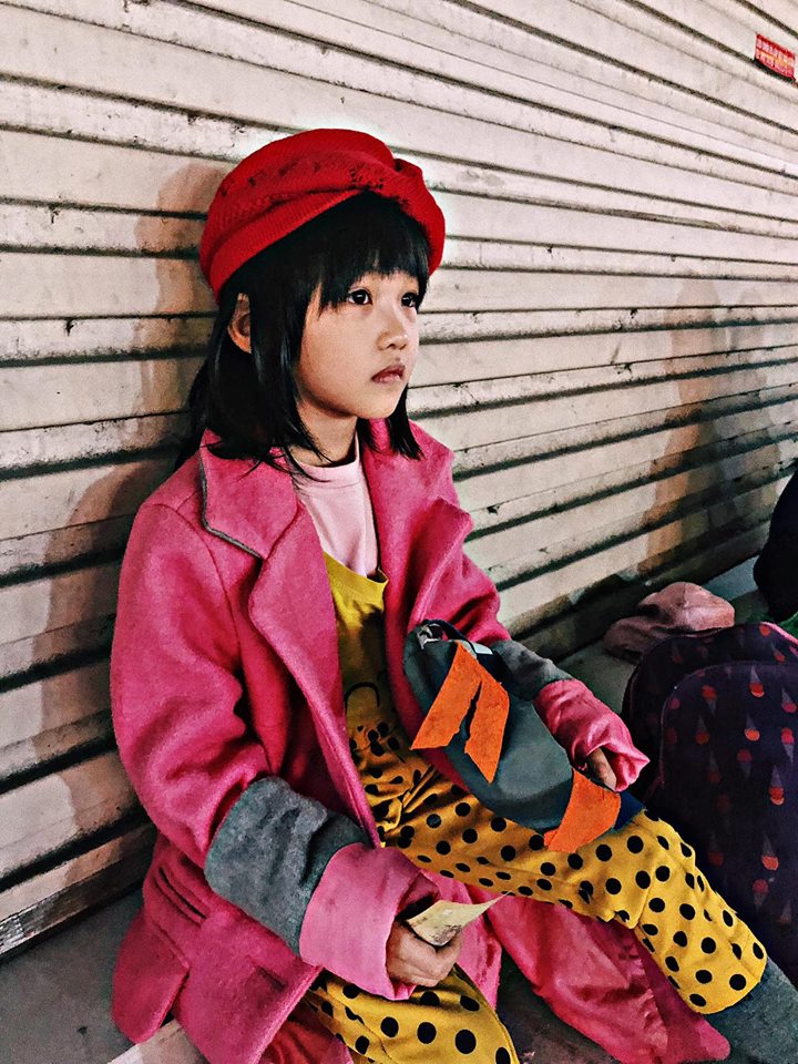 Bé gái vô gia cư 6 tuổi trên Hàng Bông mặc đẹp dù phải kham khổ mưu sinh - 2