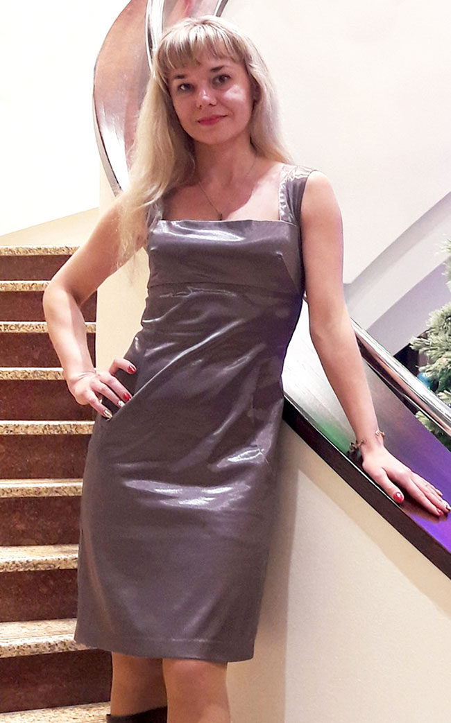 Cô giáo người Nga bị đuổi việc vì ăn mặc quá mát mẻ - 2