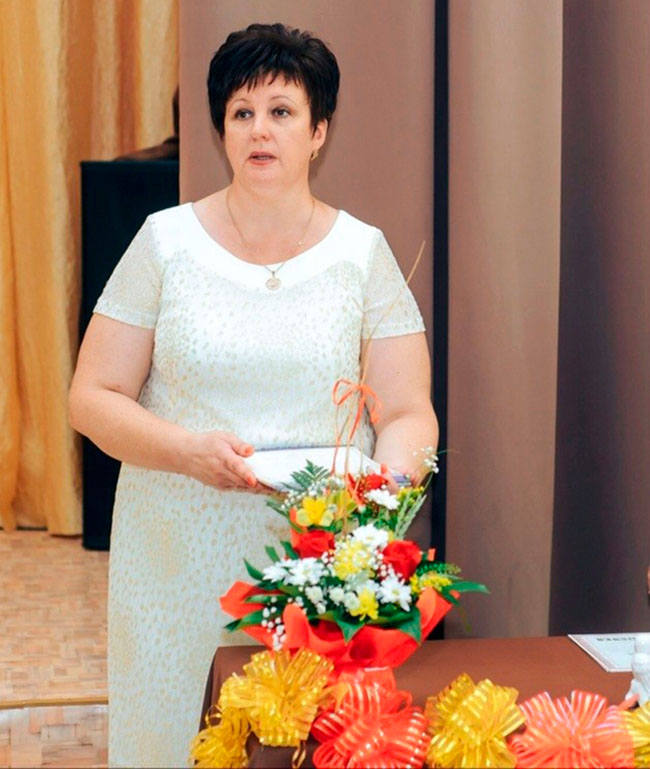 Cô giáo người Nga bị đuổi việc vì ăn mặc quá mát mẻ - 7