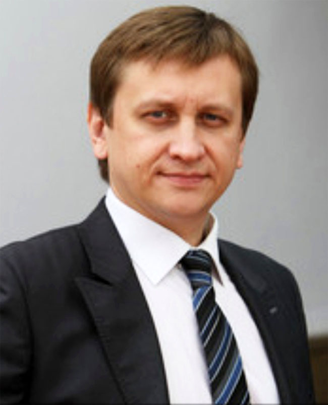 Cô giáo người Nga bị đuổi việc vì ăn mặc quá mát mẻ - 8