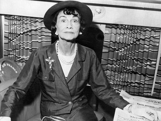 Năm 1941, trong Thế chiến II, Coco Chanel (trong ảnh) đã cố gắng giành quyền kiểm soát hợp pháp từ Pierre Wertheimer bằng cách tận dụng luật cấm người Do Thái sở hữu các doanh nghiệp. Tuy nhiên, bà đã thất bại và Wertheimer sở hữu hơn 50% thương hiệu. Pierre Wertheimer nắm quyền kiểm soát hoàn toàn nhãn hàng Chanel vào năm 1954 và Coco Chanel qua đời 17 năm sau đó