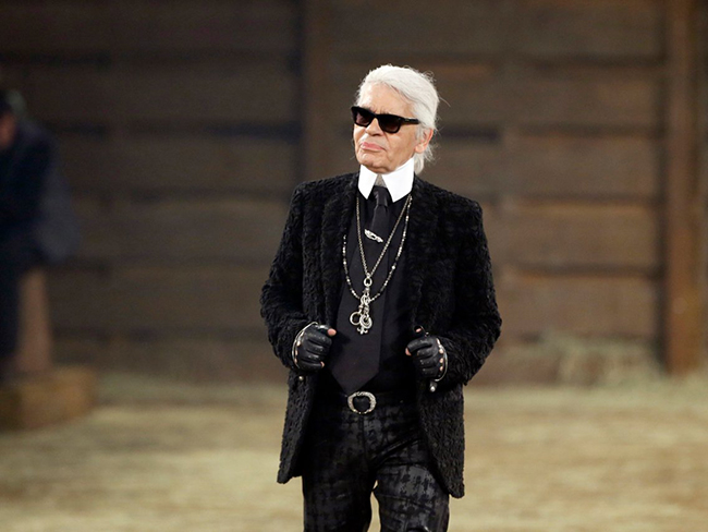 Lagerfeld đã tiếp tục cách mạng hóa thương hiệu này trong hơn 3 thập kỷ, cứu nó khỏi nguy cơ sụp đổ tài chính. Ông mới qua đời vào tháng 2 năm 2019