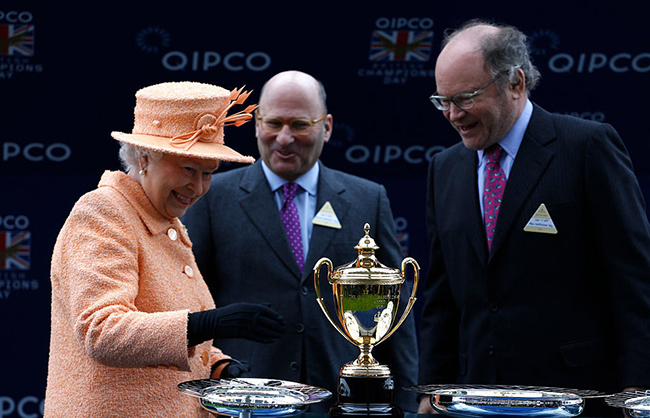 Nữ hoàng Elizabeth II đã trao tặng chiếc cúp cho cả Alain và Gerard Wertheimer sau một cuộc đua mang tên của bà vào năm 2015