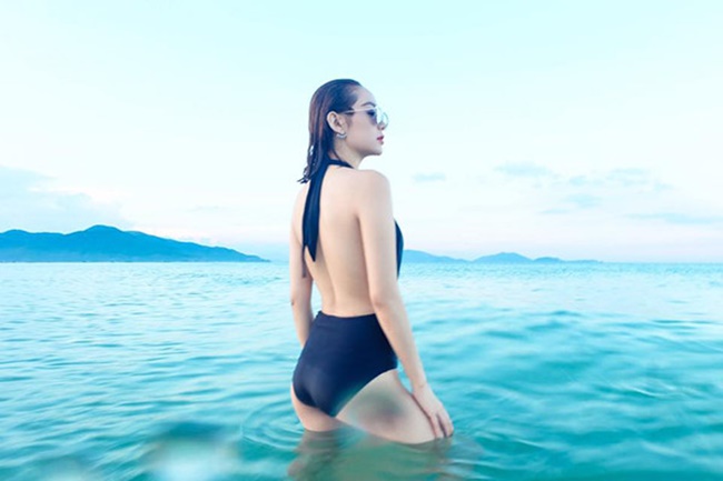 Không ít lần, cô khiến fan bất ngờ vì hình ảnh nóng bỏng khi diện bikini, phô diễn đường cong hút mắt.