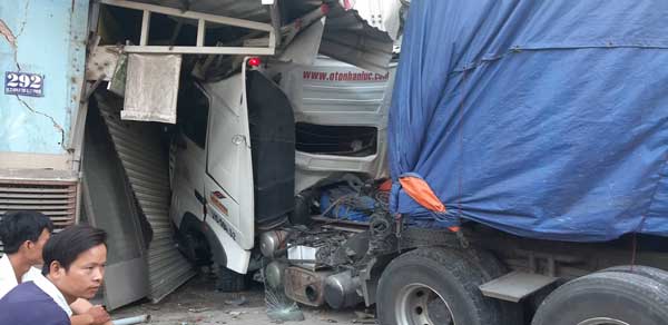 Xe đầu kéo lao vào nhà dân, 6 người đang ngủ “đứng tim” - 1