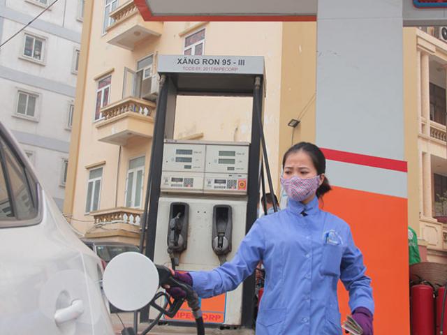 Thị trường - Tiêu dùng - Ngừng bán xăng Ron 95: Nguồn đầu vào khó khăn hay chiều trò ép người dân dùng E5?