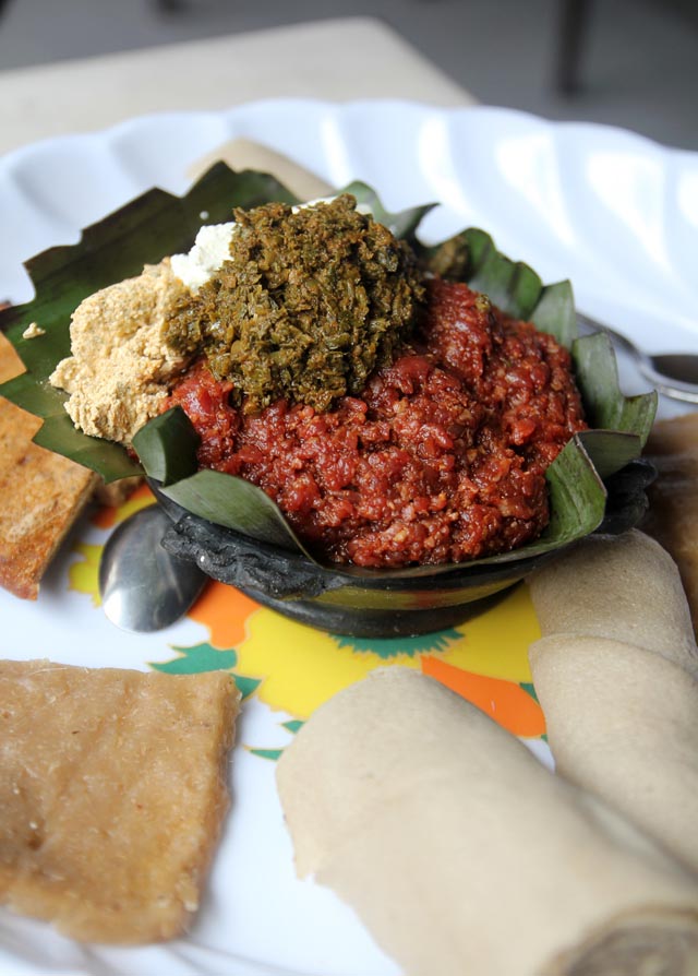 Kinh hãi sở thích ăn thịt sống của người Ethiopia - 5