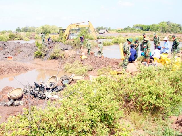 Tin tức trong ngày - Phát hiện xác máy bay bị vùi trong ao tôm