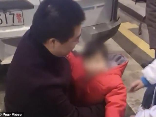 Bạn trẻ - Cuộc sống - Bố bán con trên mạng để lấy 9.000 USD trả nợ đánh bạc