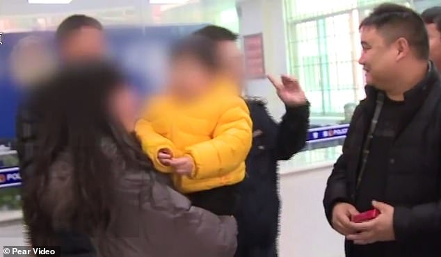 Bố bán con trên mạng để lấy 9.000 USD trả nợ đánh bạc - 3