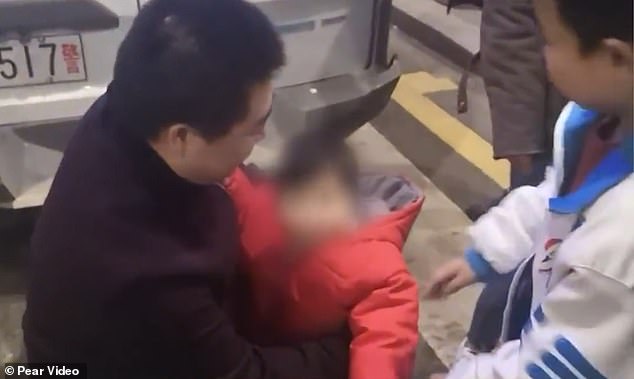 Bố bán con trên mạng để lấy 9.000 USD trả nợ đánh bạc - 1