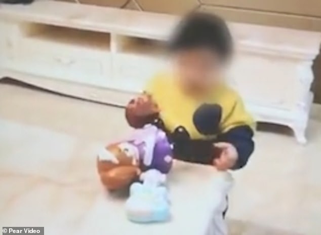 Bố bán con trên mạng để lấy 9.000 USD trả nợ đánh bạc - 2