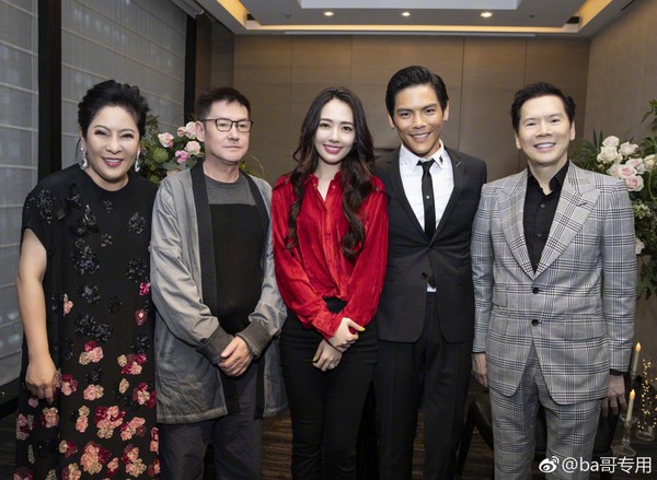 Mỹ nhân vừa đính hôn với con trai "ông trùm Hong Kong" Hướng Hoa Cường là ai? - 2