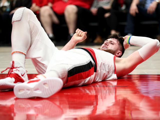 Đang thi đấu sao bóng rổ NBA ngã gãy chân, chia tay sớm mùa giải