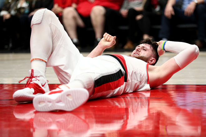 Đang thi đấu sao bóng rổ NBA ngã gãy chân, chia tay sớm mùa giải - 2