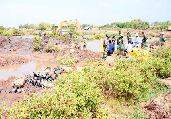 Phát hiện xác máy bay bị vùi trong ao tôm - 1