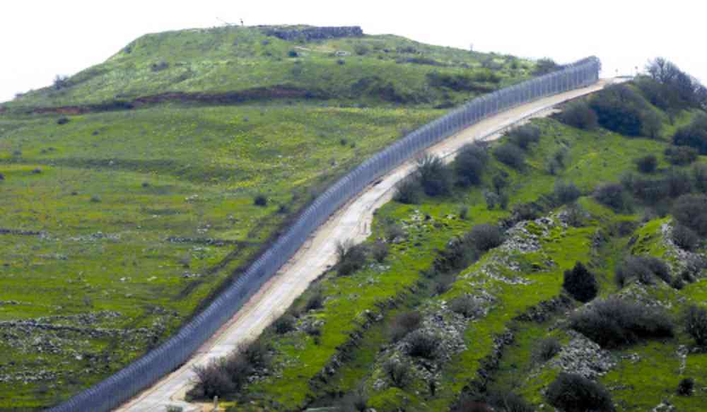 Ông Trump trao quà mơ ước cho Israel, chọc giận cả thế giới - 2