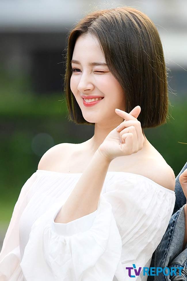 May thay dù dáng tròn trịa, nhưng gương mặt cô rất thanh tú.