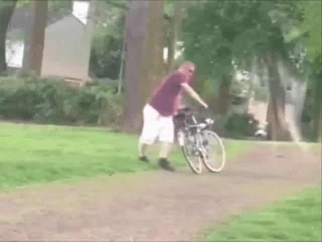 Video Clip Cười - Cái kết của người đàn ông lần đầu tiên được đi xe đạp