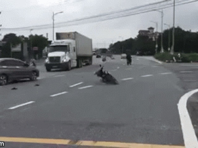 Thế giới xe - HOT: Xe máy tự quay như "tẩu hỏa nhập ma" trên đường quốc lộ