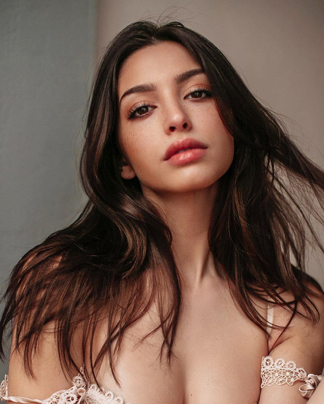 Cách đây 2 năm, Celine Farach nổi như cồn trong cộng đồng mạng Việt bởi clip khoe dáng 23 giây được quay tại khu vực Hollywood, Mỹ.