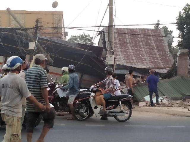 Tin tức trong ngày - Xe tải đâm hàng loạt nhà dân ven đường, hai người tử vong