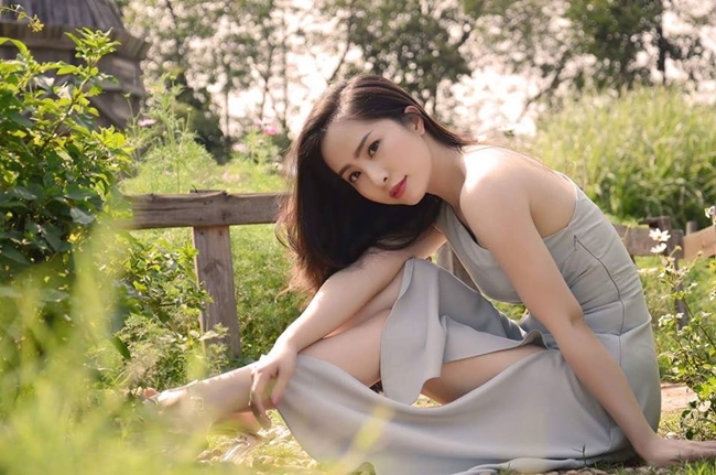 Trên thực tế, sau khi kết hôn vào năm 2014, Quỳnh Nga ít hoạt động trong showbiz. Cô dành thời gian chủ yếu cho gia đình và công việc kinh doanh.