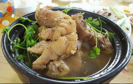 Ăn cỗ với cặp chân gà hơn chục triệu, điều chỉ có ở Việt Nam - 1