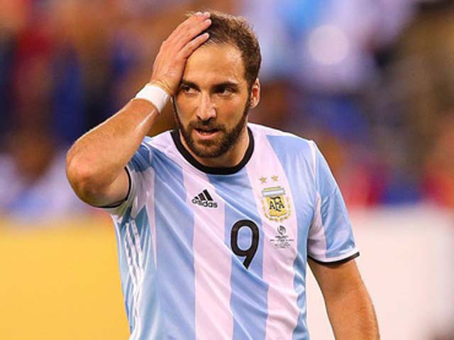 Higuain chia tay ĐT Argentina: Khốn khổ lưu danh ”sao hãm hại Messi”