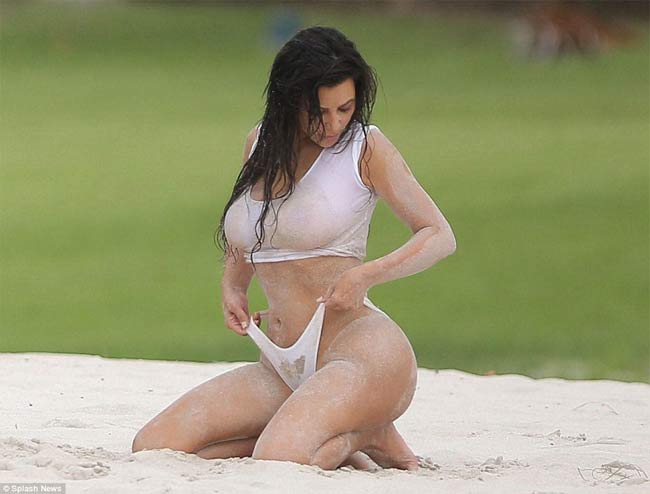 Tuyển tập bikini của cô cũng rất nóng bỏng.