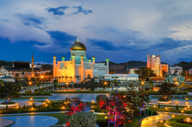 Bandar Seri Begawan, Brunei: Thủ đô của Brunei nổi tiếng với các công trình kiến trúc Hồi giáo và khu chợ đêm Gadong. Tại đây, du khách có thưởng thức các đặc sản địa phương thơm ngon.