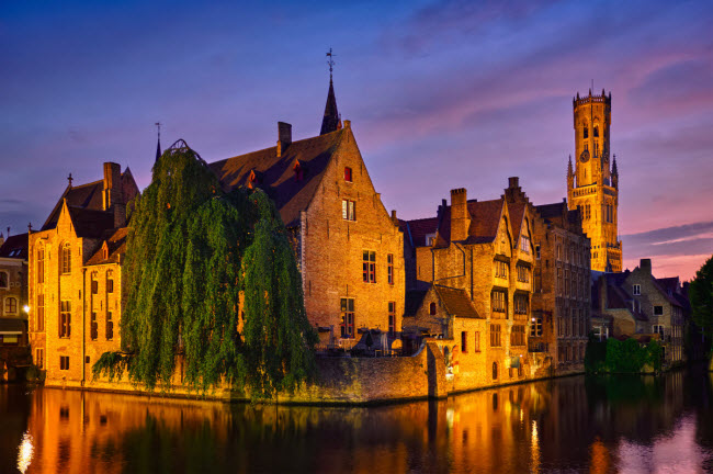 Bruges, Bỉ: Dòng kênh Rozenhoedkaai và tháp Belfry là địa điểm lý tưởng nhất để chiêm ngưỡng vẻ đẹp ban đêm của thành phố Bruges. Du khách cũng có thể khám phá quảng trường chợ, hồ Tình yêu cũng như các cây cầu bắc qua dòng kênh.