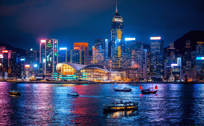 Hong Kong: Thành phố có một số địa điểm ngắm cảnh tuyệt đẹp vào ban đêm, đặc biệt là từ trên đỉnh của hơn 300 tòa nhà chọc trời. Du khách cũng có thể lựa chọn đi thuyền ngắm cảnh ban đêm ở Victoria Harbor.