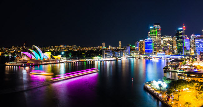 Sydney, Australia: Phong cảnh ở Sydney thực sự tráng lệ vào ban đêm khi các công trình như cầu cảng hay nhà hát hình cánh buồm được chiếu sáng lung linh. Du khách có nhiều lựa chọn giải trí vào ban đêm như xem phim ngoài trời, quán bar hay chợ đêm tại khu Chinatown.