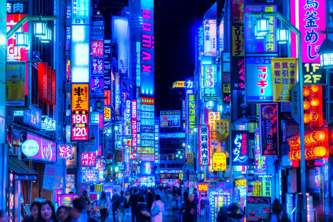 Tokyo, Nhật Bản: Các hoạt động giải trí vào buổi tối ở thành phố này rất đa dạng từ trình diễn nhạc, quán bar cho tới sân khấu truyền thống Kabuki. Các tòa nhà cao tầng cũng cho phép du khách thấy thành phố thay đổi như thế nào vào ban đêm.