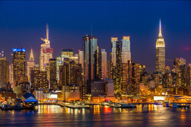 New York, Mỹ: Đây là thành phố không bao giờ ngủ và mọi thứ trở nên lung linh, huyền ảo hơn vào ban đêm. Du khách có thể tận hưởng cuộc sống về đêm tại quảng trường Thời đại hay dọc cây cầu Brooklyn.
