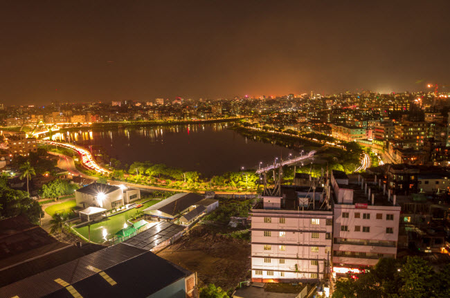 Dhaka, Bangladesh: Thành phố gây ấn tượng với ánh sáng, mùi thơm của hoa và ẩm thực vào ban đêm. Du khách có thể đi xe ba bánh để trải nghiệm cuộc sống náo nhiệt về đêm ở thủ đô của Bangladesh.