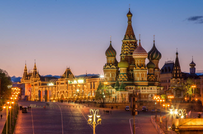 Moscow, Nga: Chiêm ngưỡng các công trình nổi tiếng được chiếu sáng đèn màu, đi bộ trên quảng trường Đỏ hay khám phá công viên Gorky là những lựa chọn tạo nên một buổi tối hoàn hảo ở Moscow.