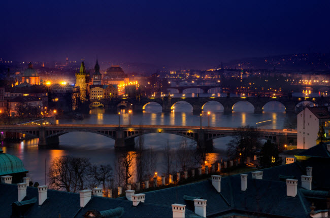 Prague, Cộng hòa Czech: Vào buổi tối, du khách có thể đi thuyền hay đi bộ dọc sông Vltava, thưởng thức bia Czech, tham gia các tour săn ma dưới đường hầm.