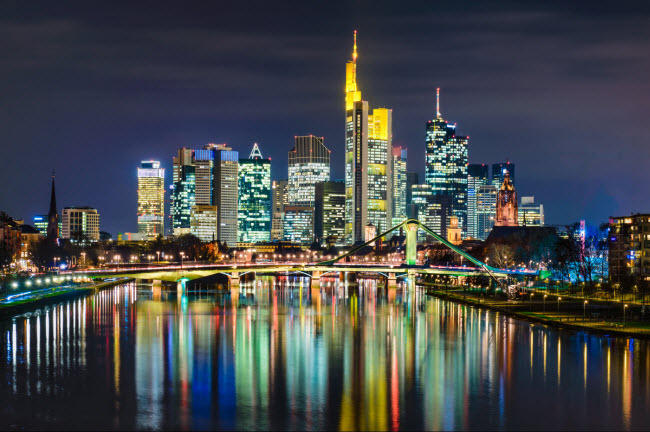 Frankfurt, Đức: Đi bộ dọc sông là hoạt động được nhiều người lựa chọn vào buổi tối mùa hè ở Frankfurt. Du khách cũng có thể đi dạo qua quảng trường Römerberg hay khu phố cổ Sachsenhausen.