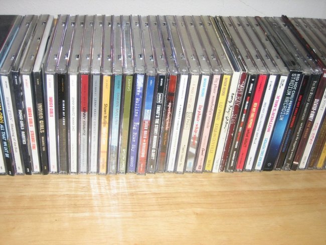 Đĩa CD và DVD. CD và DVD đang trở nên lỗi thời, nhưng nhiều người vẫn bỏ tiền ra số tiền rất lớn để mua các bản sao chép của album nhạc và các bộ phim.