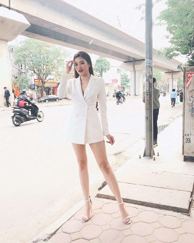 Khi chụp ngoài phố, bộ đồ của Phan Hoàng Thu trông rất kín đáo, không hề hớ hênh như bức ảnh trên xế sang.