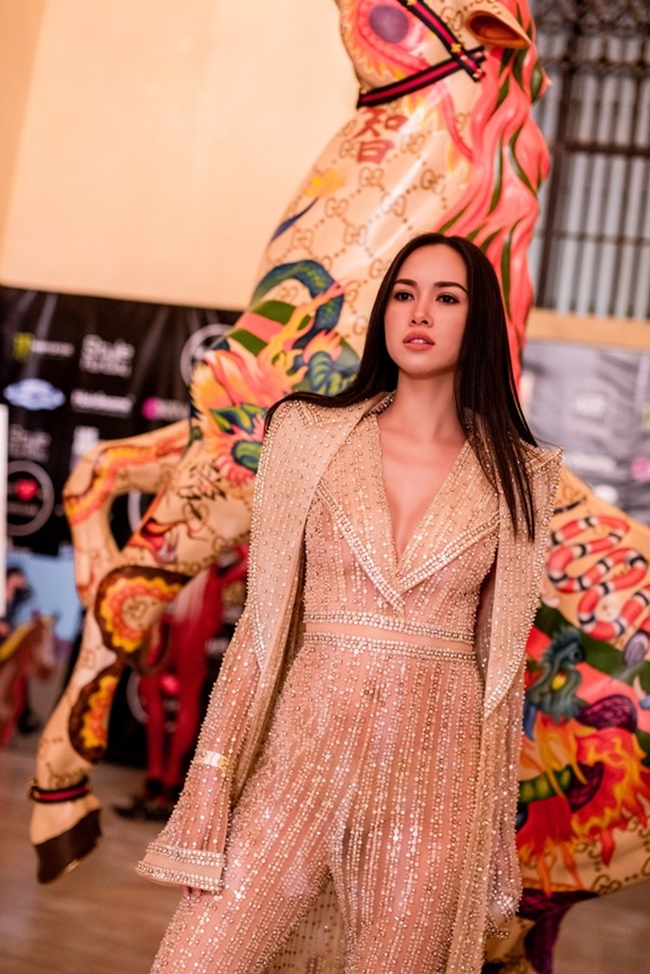 Trước đó, tại Tuần lễ thời trang Los Angeles cuối tháng 3.2018, Vũ Ngọc Anh cũng diện trang phục  jumpsuit màu nude dễ gây hiểu lầm, được đính kết hàng ngàn viên đá pha lê lấp lánh.